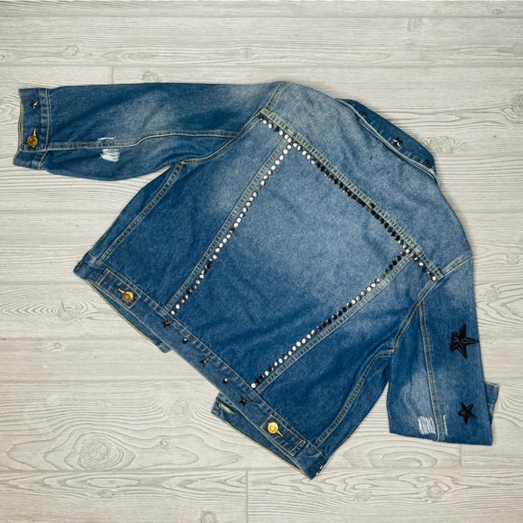 Upcycled ranbeeri blue jeans jacket with rivets and punch rock patch’s XL stars - Picture 5 of 8